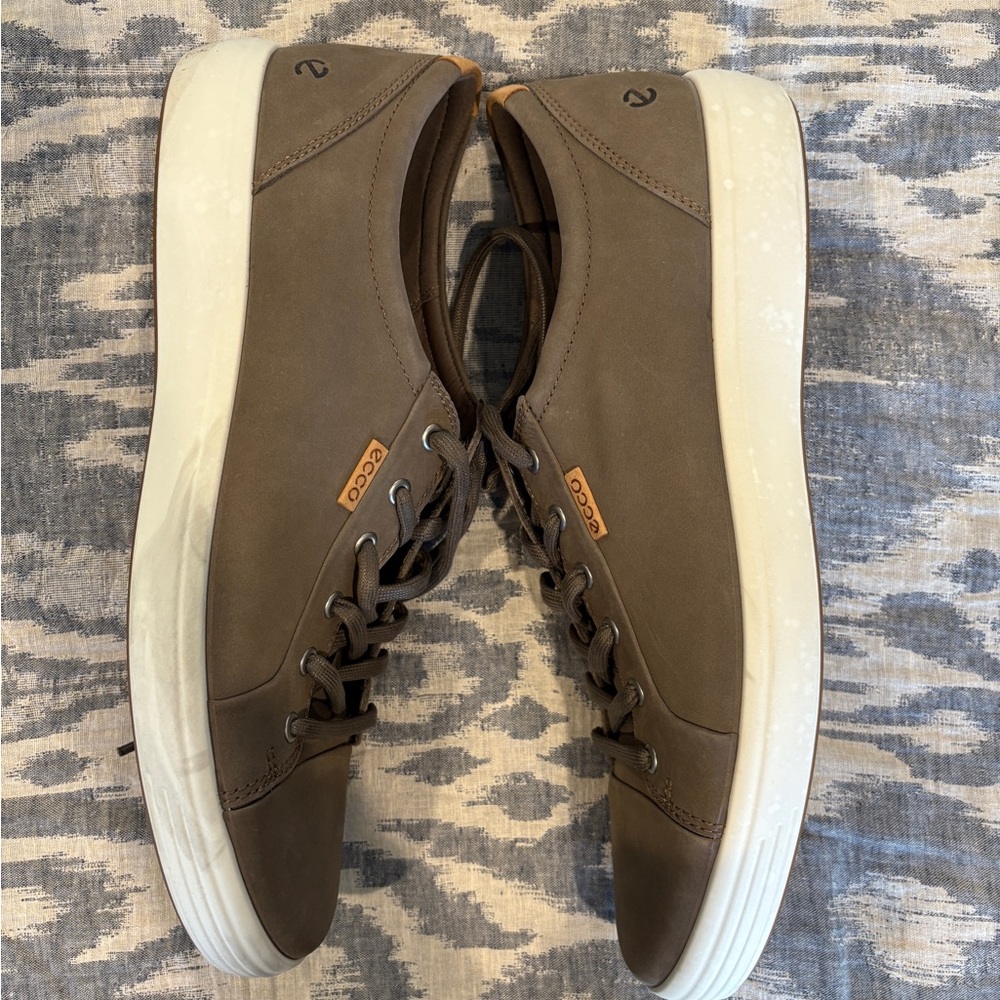 NWOT Men’s grey Ecco sneaker in size 14!